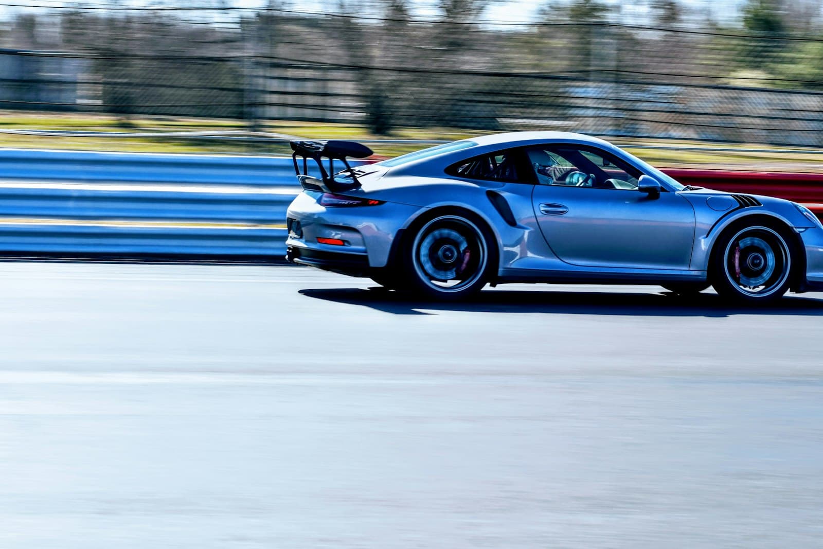 Voiture de sport lancée sur un circuit automobile
