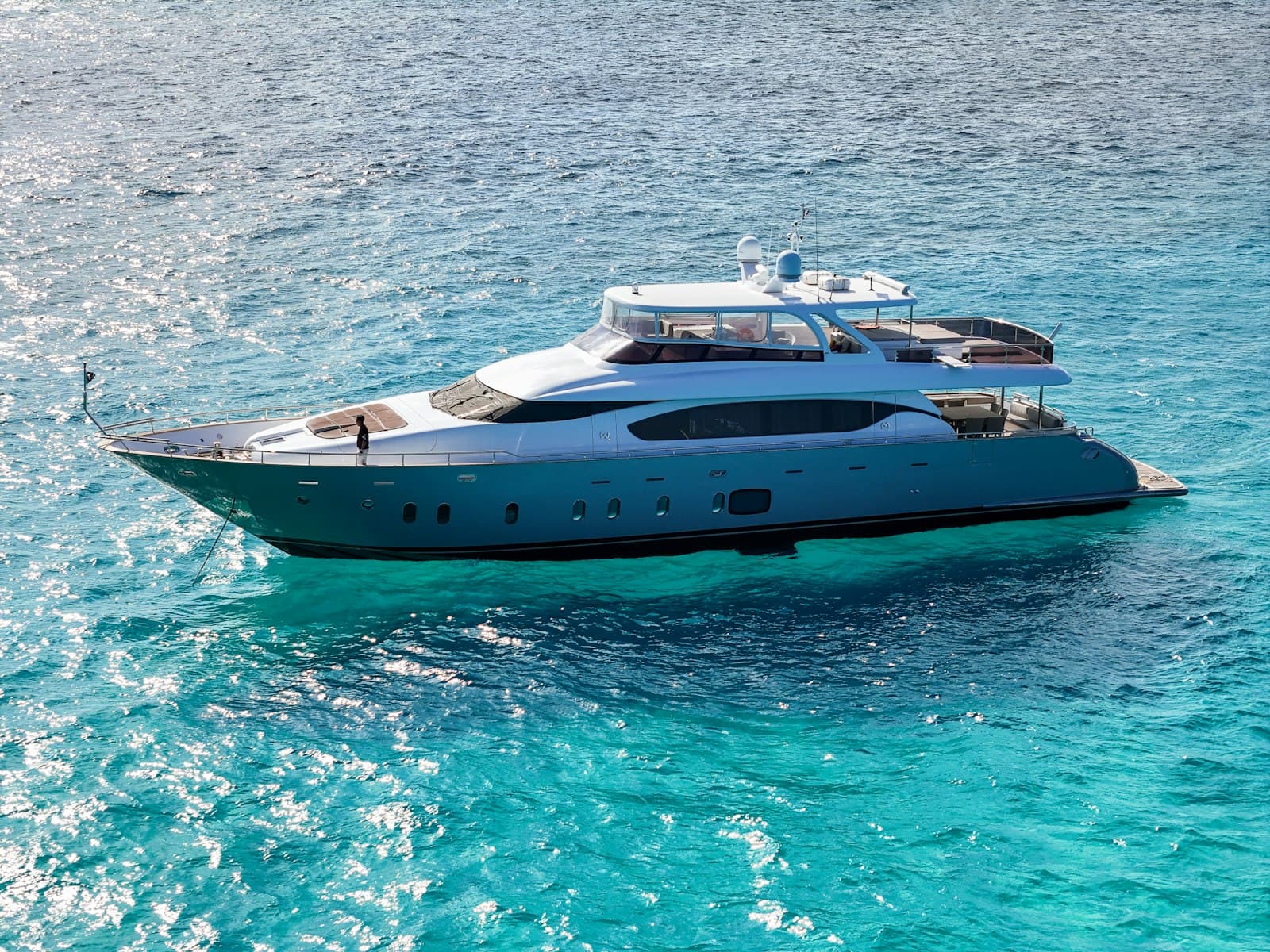 Yacht au mouillage sur une eau turquoise